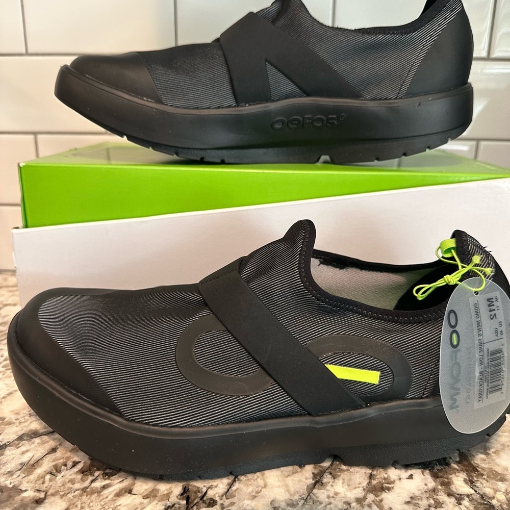 OOFOS Men's Black and Neon Green Sneakers